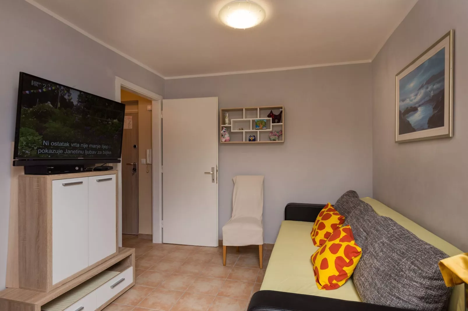 Apartment Lolo - Two Bedroom Apartment with Loggia and Street View-Woonkamer