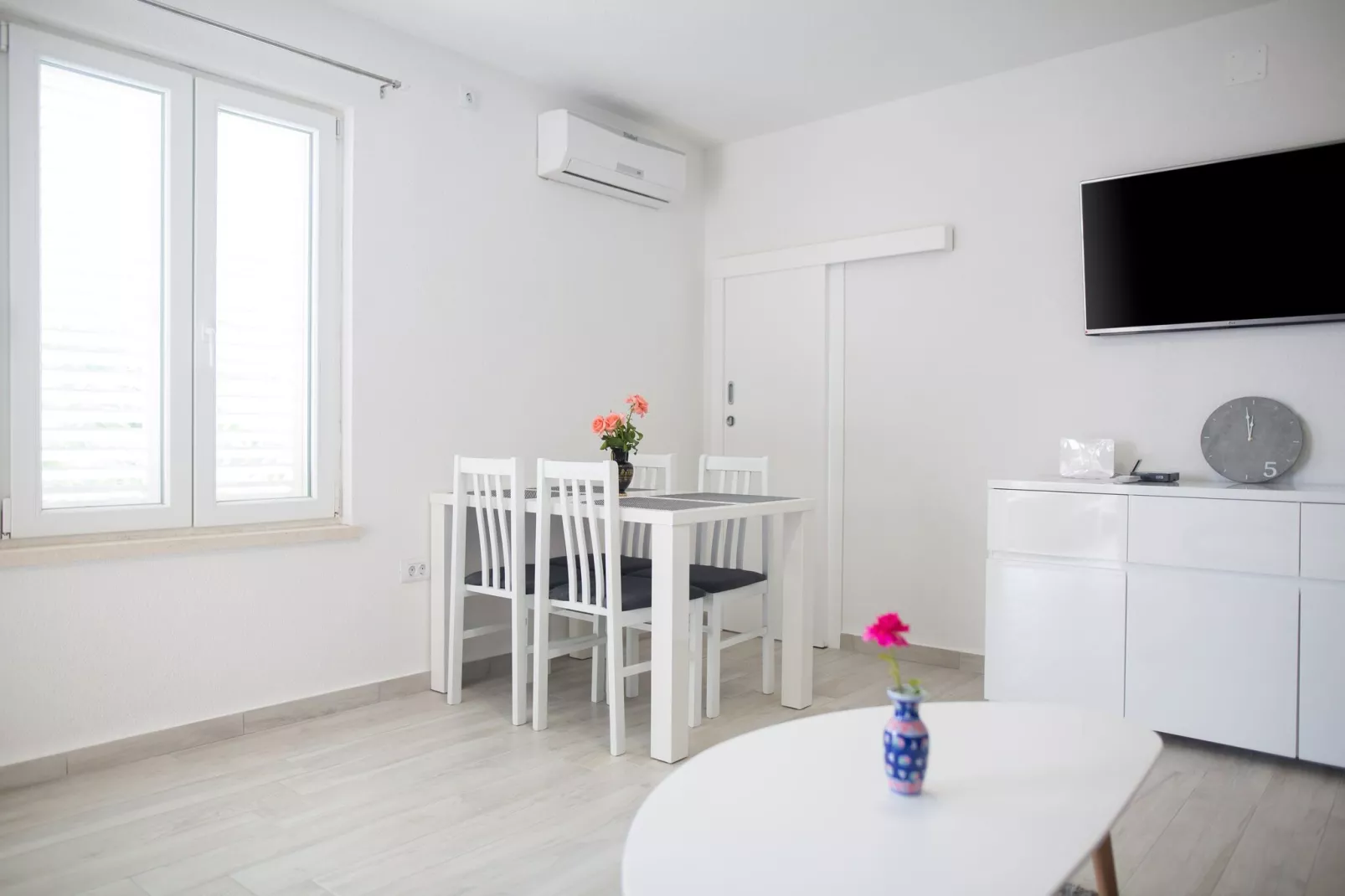 Serious Job Apartment - One Bedroom Apartment with Patio-Woonkamer