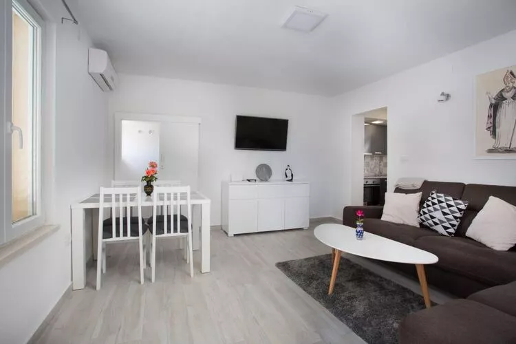 Serious Job Apartment - One Bedroom Apartment with Patio-Woonkamer