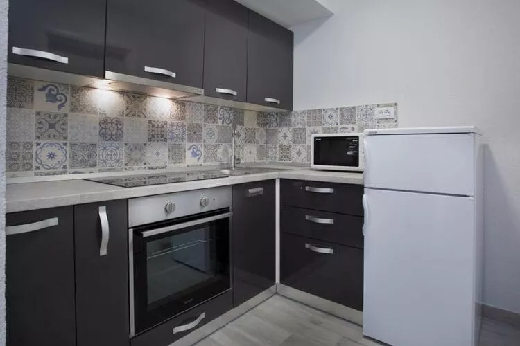 Serious Job Apartment - One Bedroom Apartment with Patio-Keuken