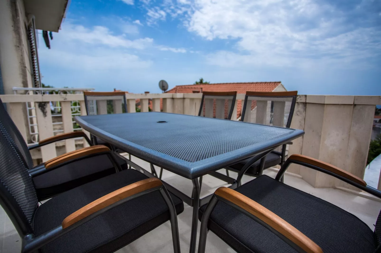 Serious Job Apartment - One Bedroom Apartment with Patio-Terras