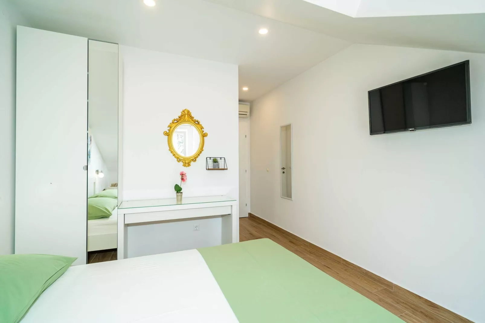 Apartment & Rooms Papa - Premium Double or Twin Room with Balcony and Partial Sea View (Soba 2)-Slaapkamer