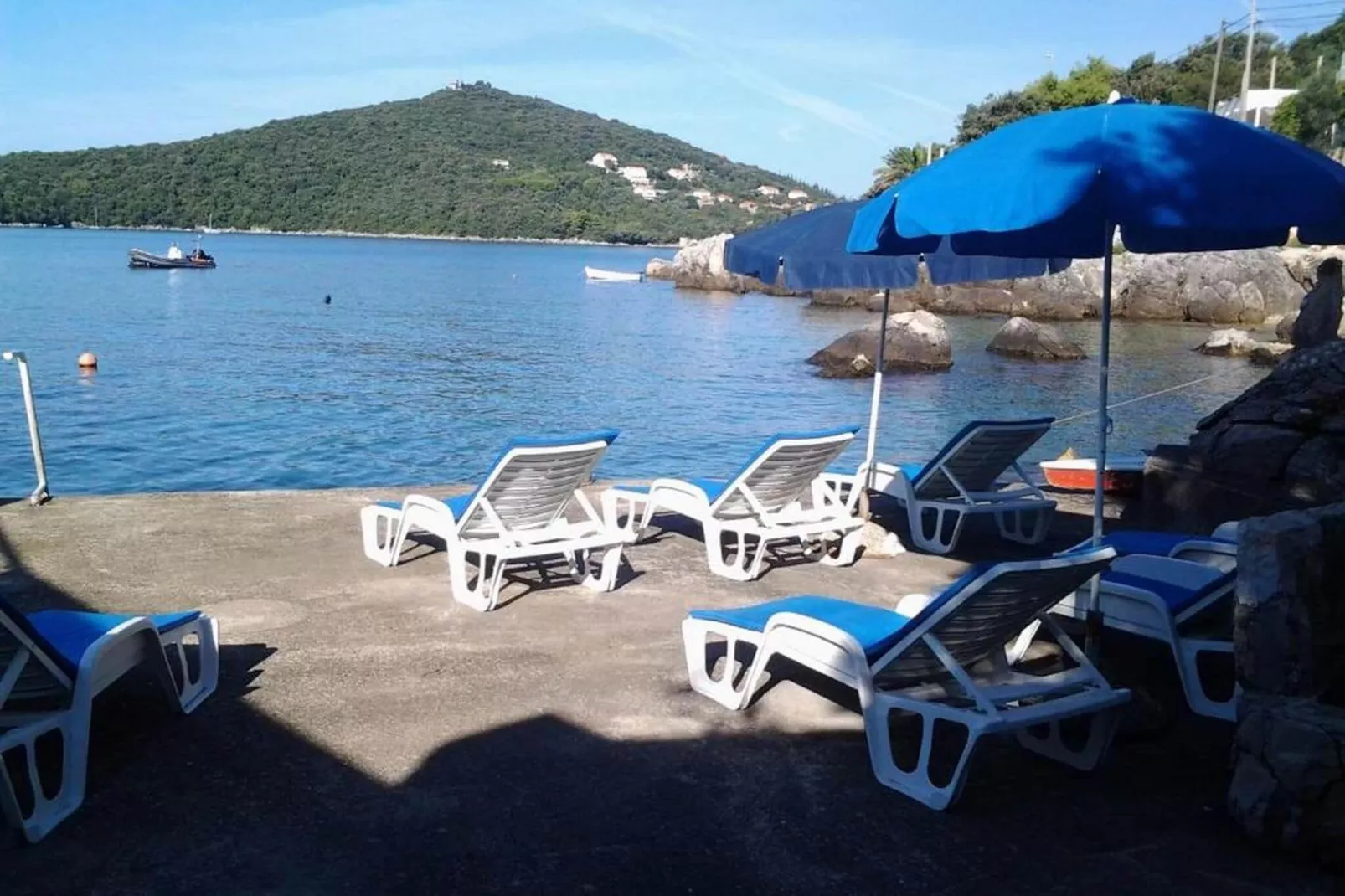 Apartments Rašica Molunat - One Bedroom Apartment with Patio and Sea View (Soba do kamina)-Sfeer