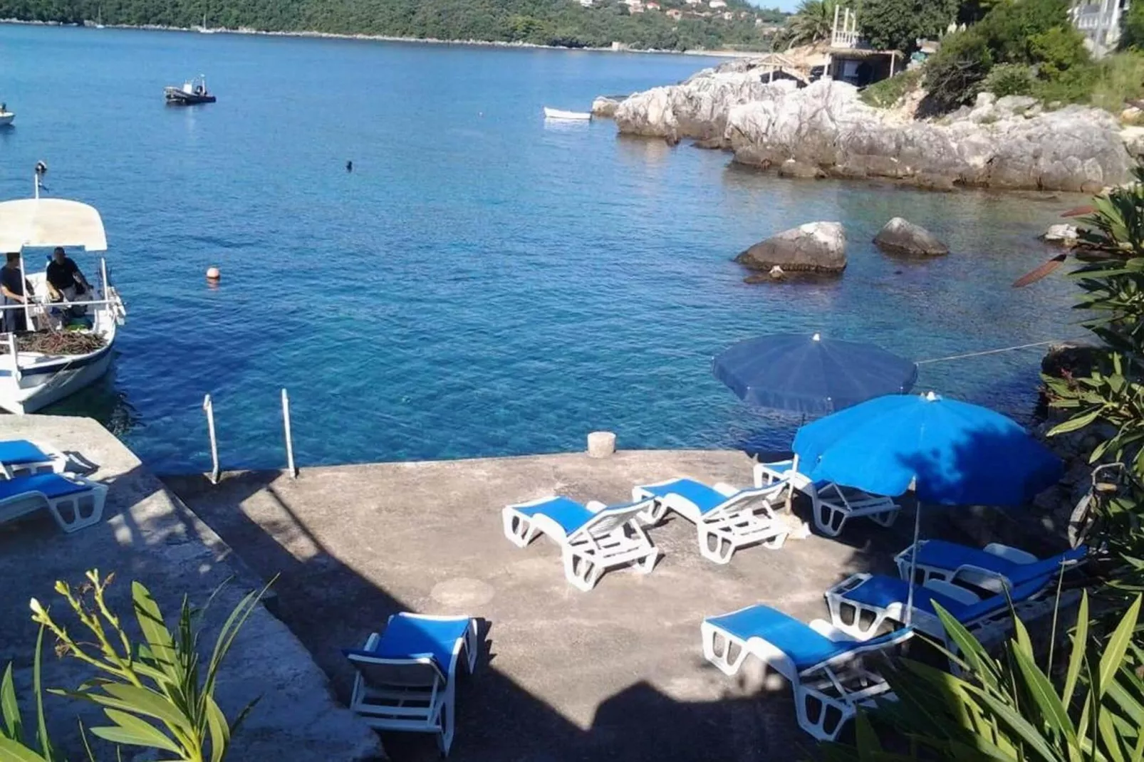 Apartments Rašica Molunat- Standard Studio Apartment with Patio and Side Sea View (Apt 14)-Uitzicht