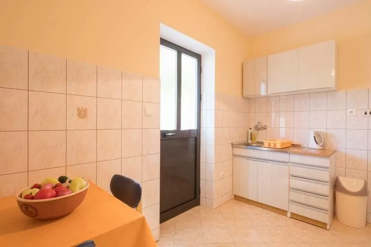 Apartments Saulan - One Bedroom Apartment with Balcony and Garden View (Molunat)-Keuken