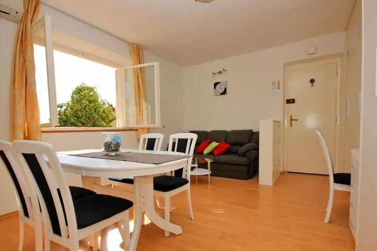 Apartment Charming Arena - One Bedroom Apartment with Terrace and Sea View-Eetkamer