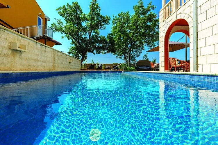 Villa Anka - Five-Bedroom Villa with Terrace and Swimming Pool-Zwembad