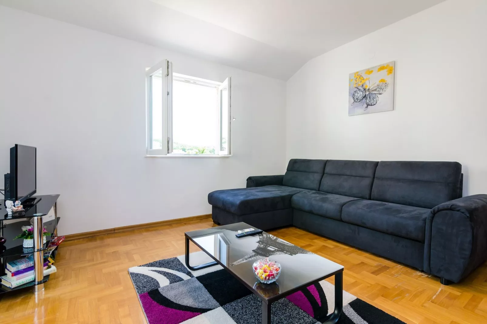 Ana Apartment - One Bedroom Apartment with Balcony-Woonkamer