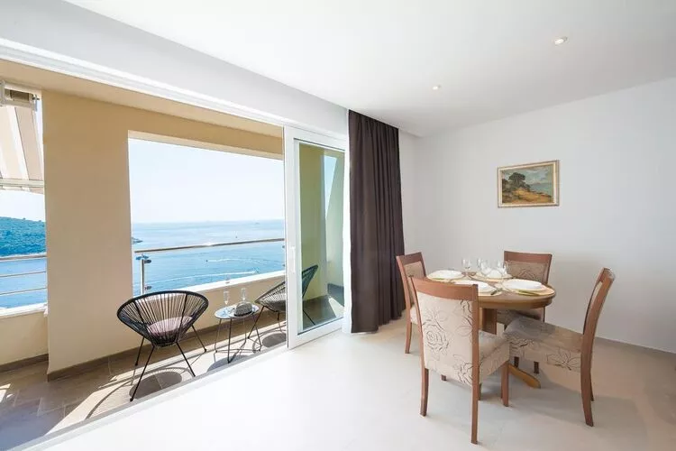 Apartments Horizon - One-Bedroom Apartment with Balcony and Sea View-Eetkamer