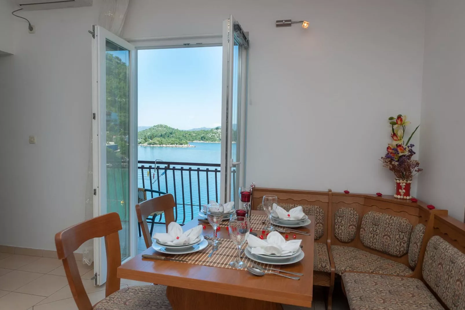 Apartments Tiho & Jelena- One Bedroom Apartment with Balcony and Sea View (Maestral)