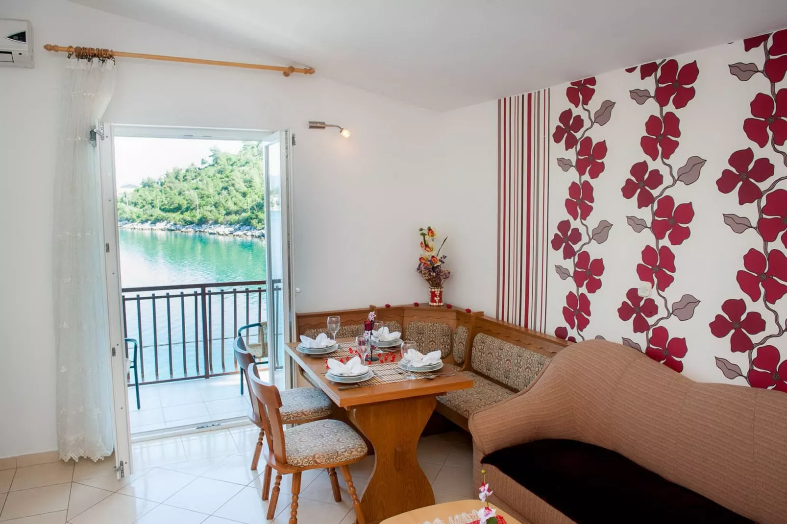 Apartments Tiho & Jelena- One Bedroom Apartment with Balcony and Sea View (Maestral)