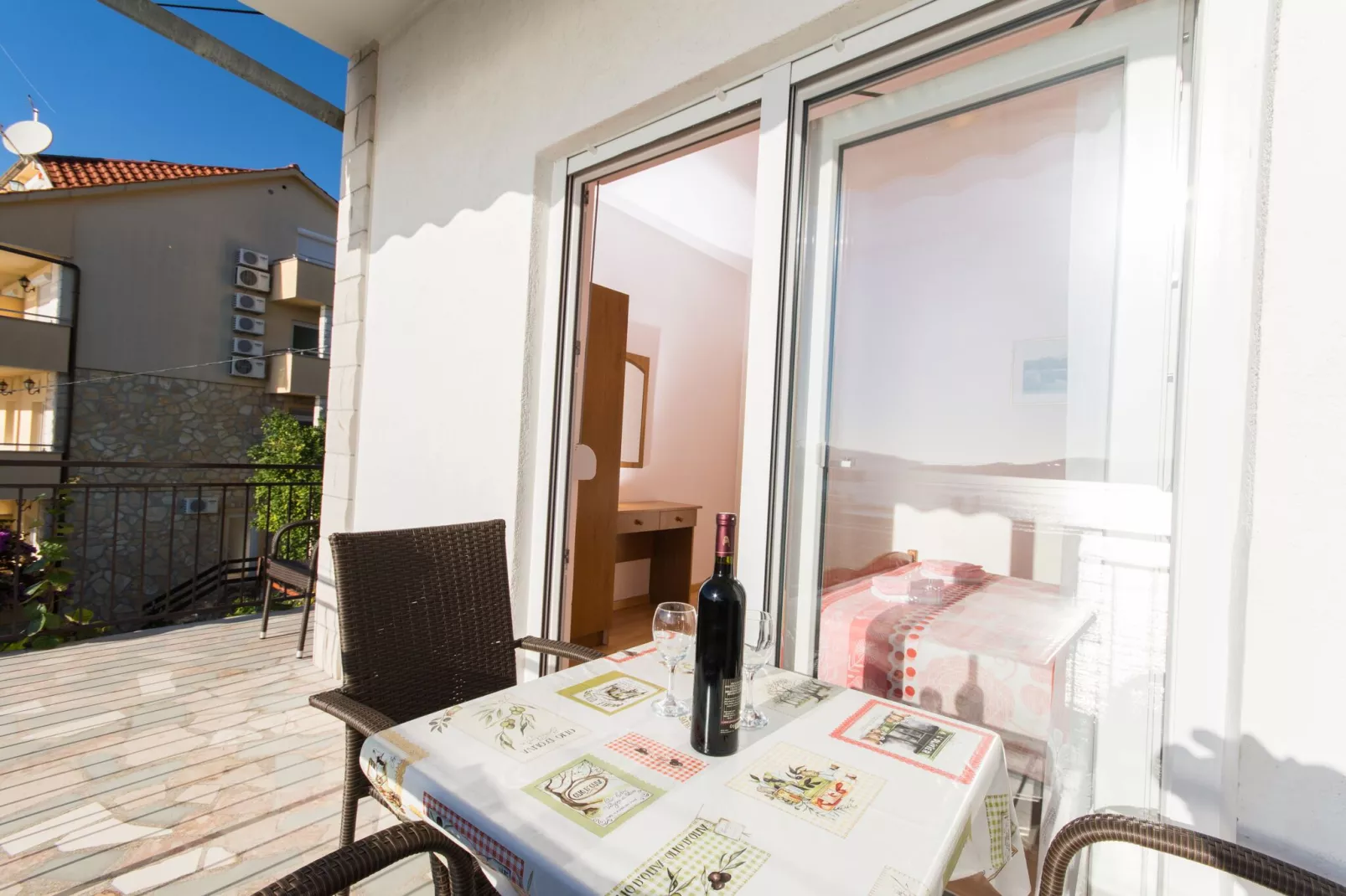 Apartments Mastelić - One Bedroom Apartment with Balcony and Sea View br.1-Terrasbalkon