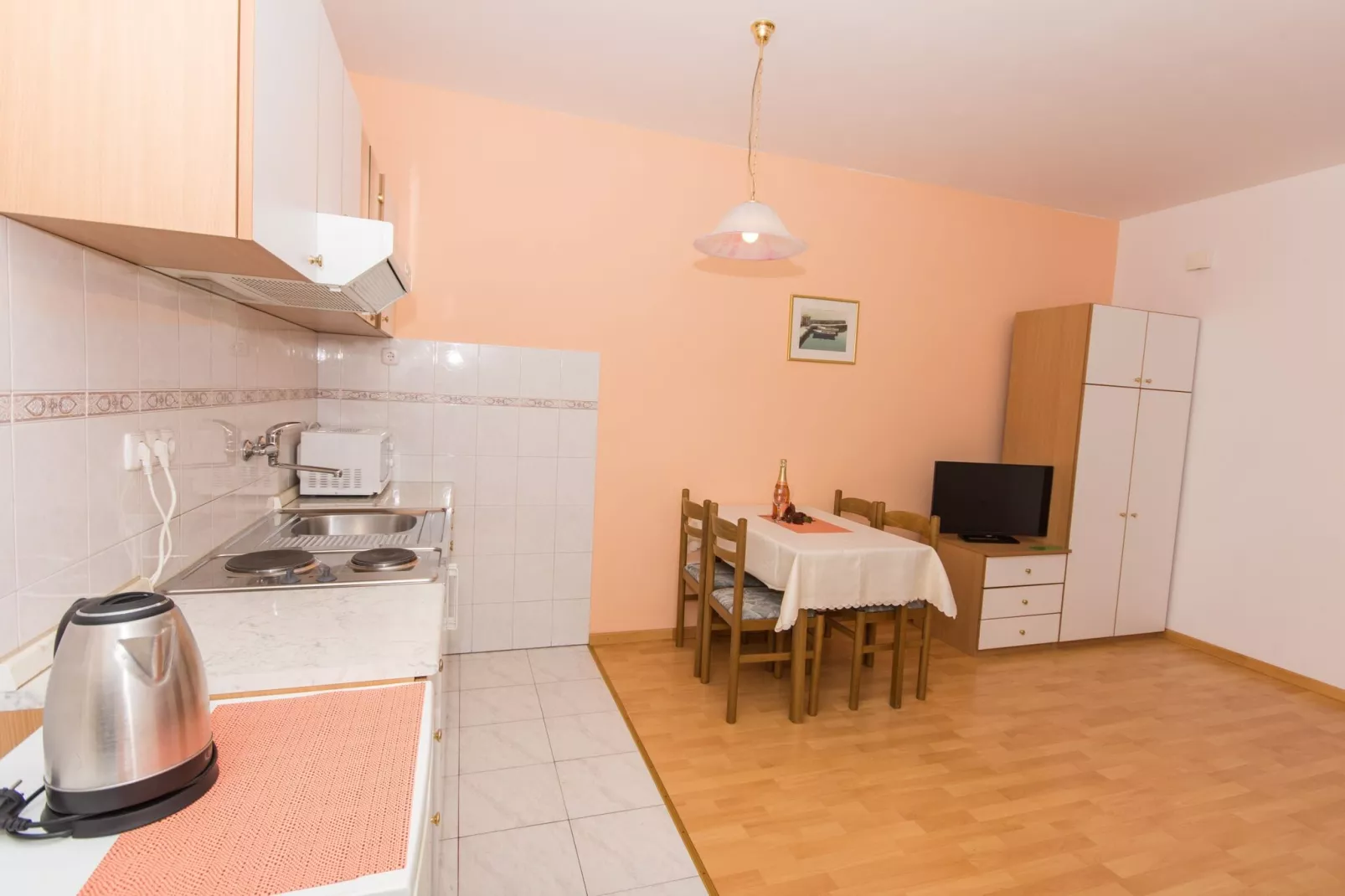 Apartments Mastelić - One Bedroom Apartment with Balcony and Sea View br.2-Keuken