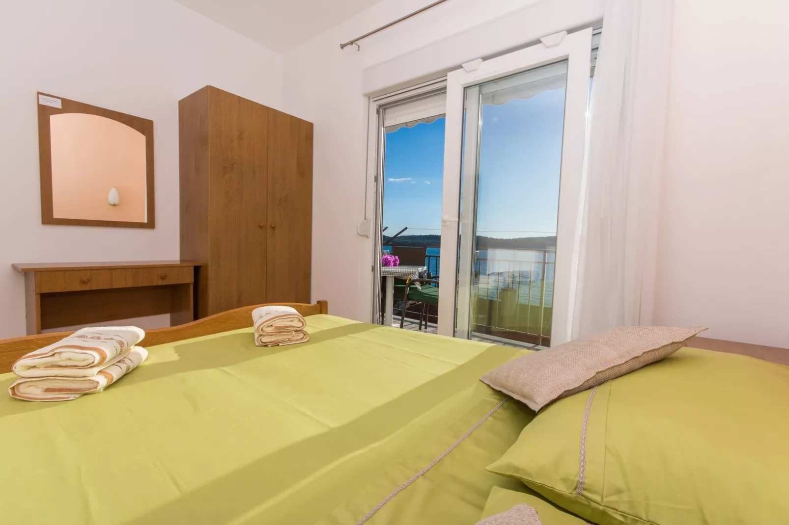 Apartments Mastelić - One Bedroom Apartment with Balcony and Sea View br.2-Slaapkamer