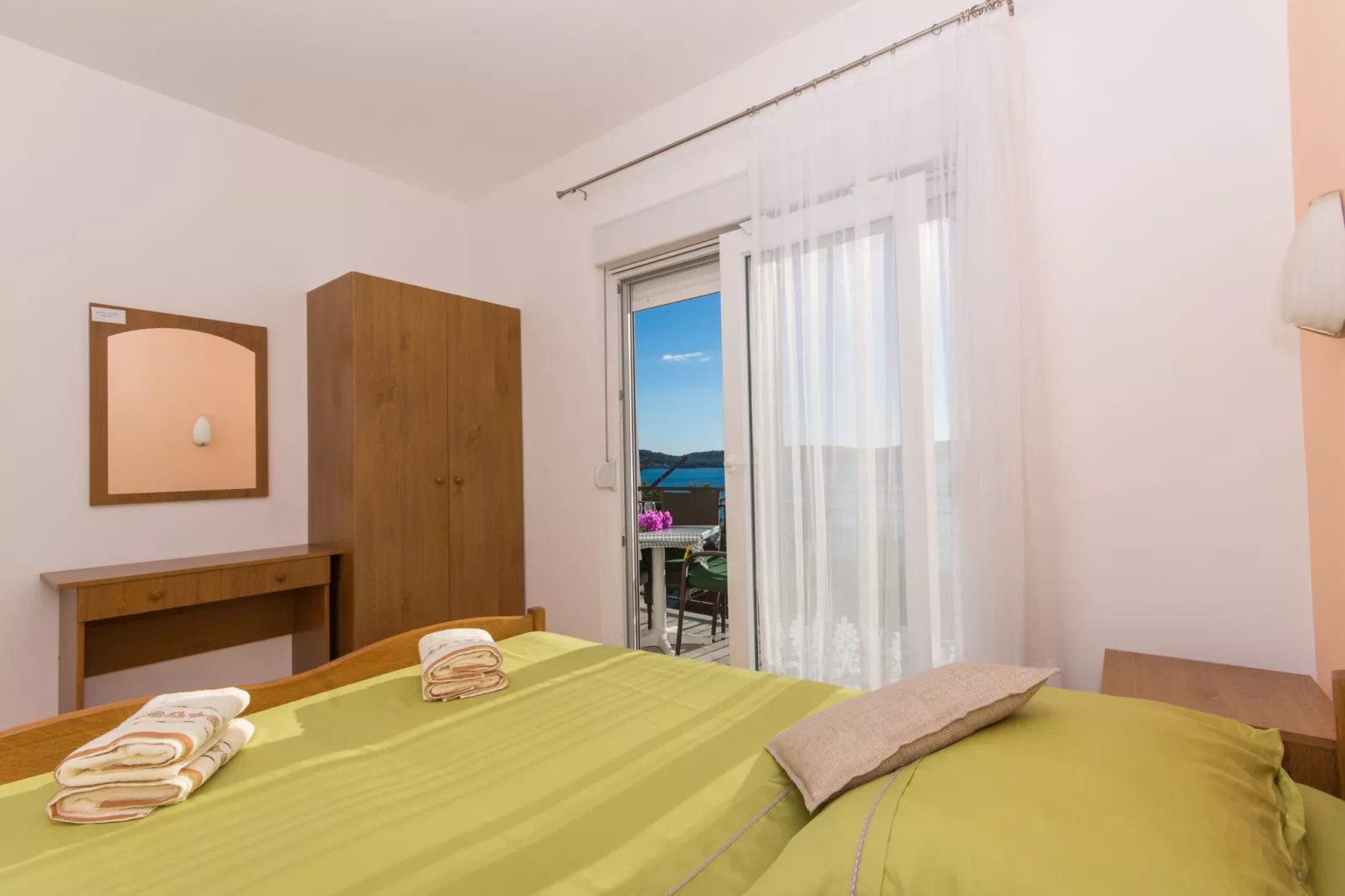 Apartments Mastelić - One Bedroom Apartment with Balcony and Sea View br.2-Slaapkamer