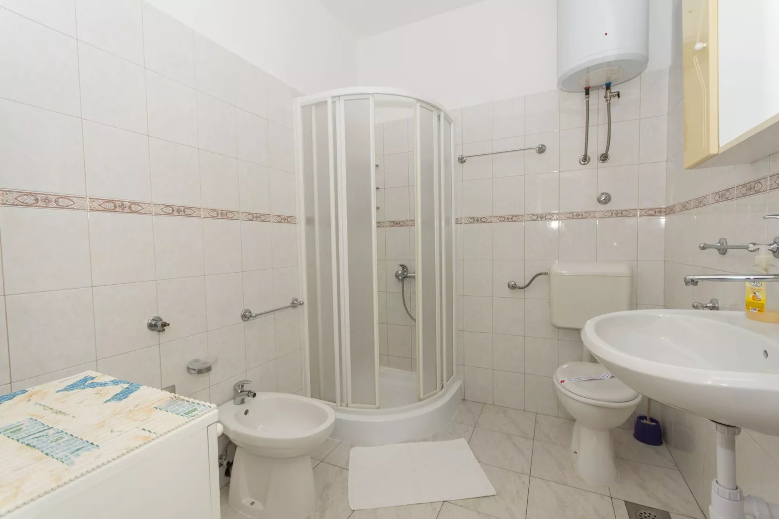 Apartments Mastelić - One Bedroom Apartment with Balcony and Sea View br.2-Badkamer