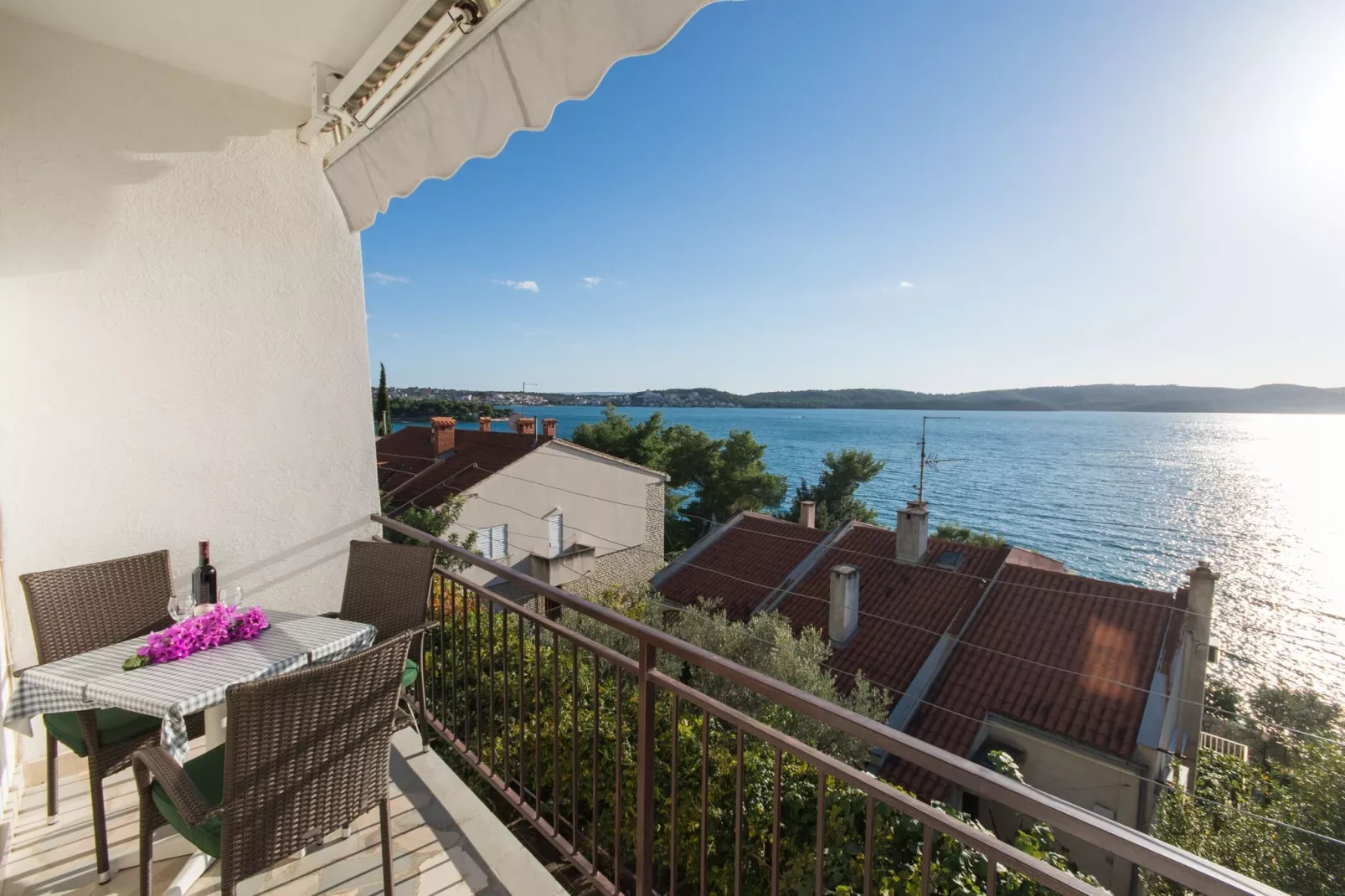 Apartments Mastelić - One Bedroom Apartment with Balcony and Sea View br.2-Terrasbalkon