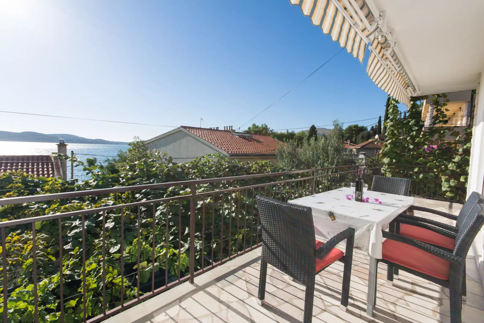 Apartments Mastelić - Three Bedroom Apartment with Terrace and Sea View-Uitzicht