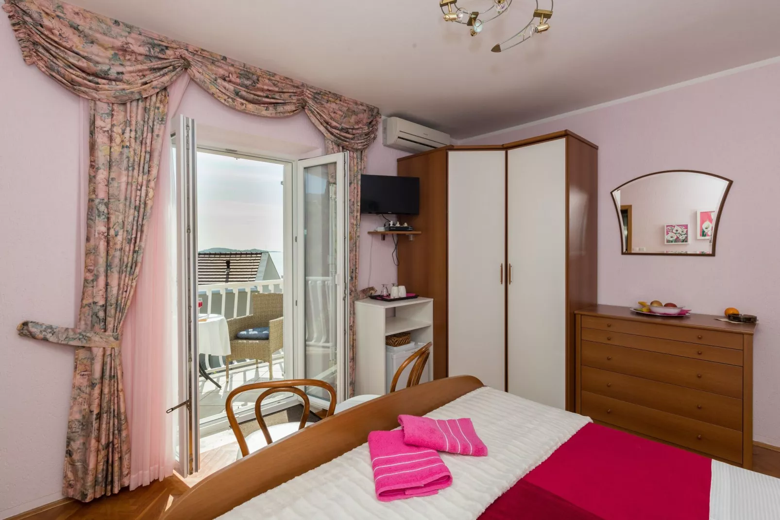 Rooms Tupina by Paulina - Comfort Double Room with Balcony and Sea View (Room 1)-Slaapkamer