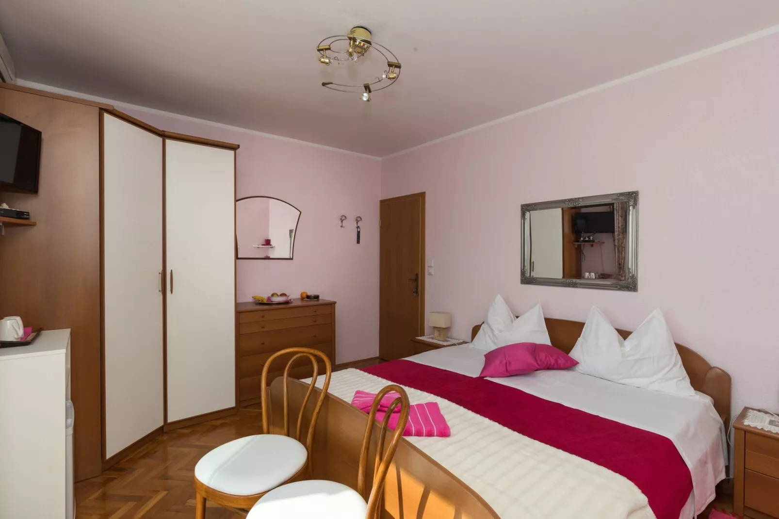 Rooms Tupina by Paulina - Comfort Double Room with Balcony and Sea View (Room 1)-Slaapkamer