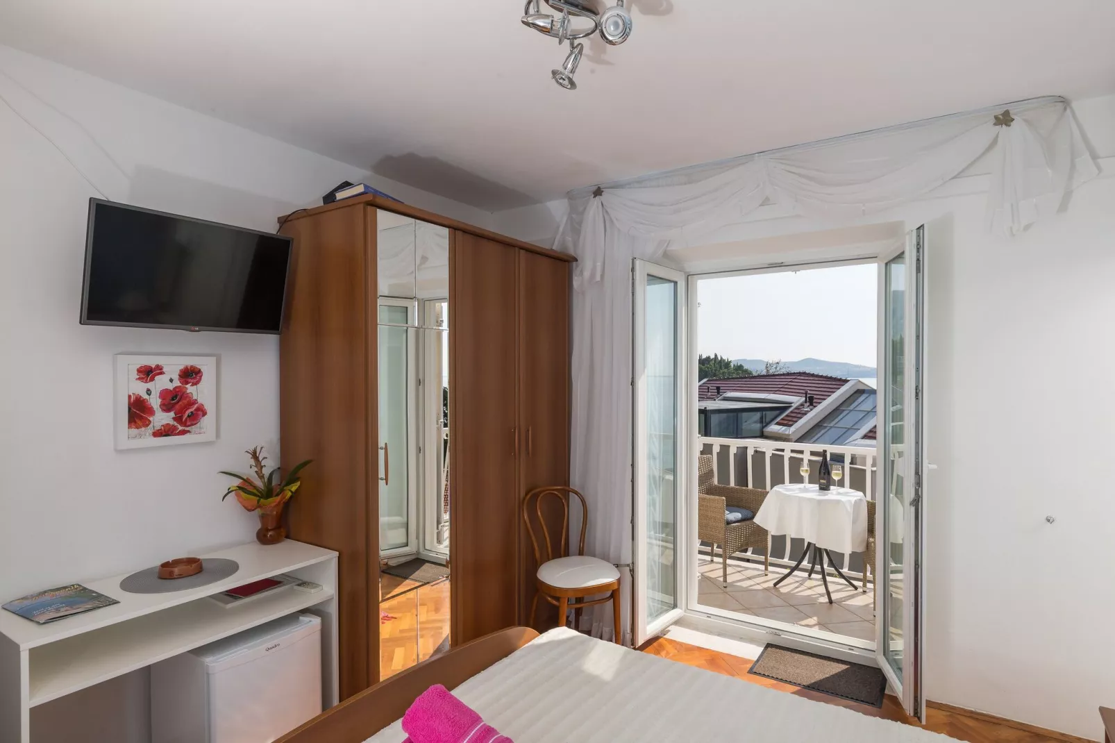 Rooms Tupina by Paulina - Superior Double Room with Balcony and Sea View (Room 2)-Slaapkamer