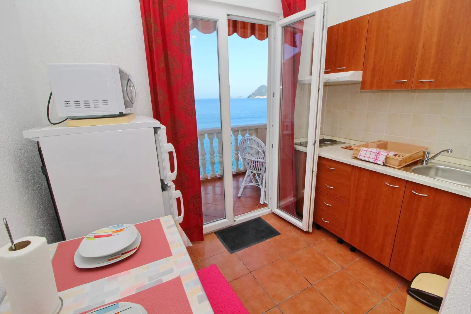 Apartments Filipović - One-Bedroom Apartment with Balcony and Sea View (A1)-Keuken