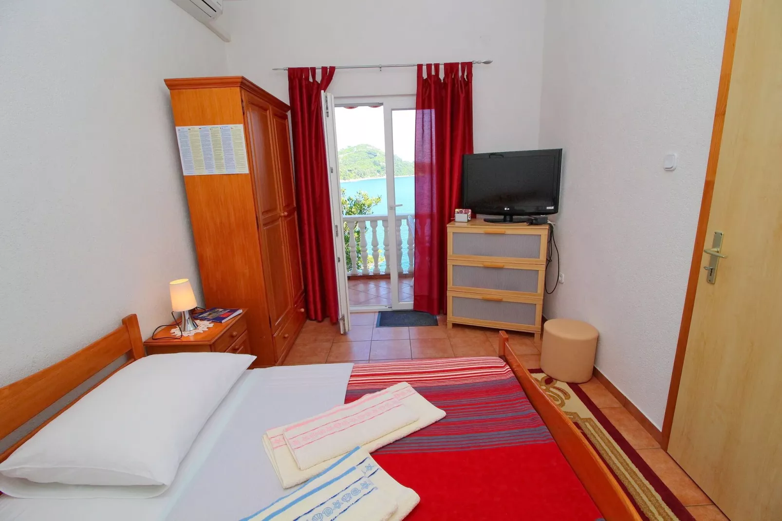 Apartments Filipović - Comfort One-Bedroom Apartment with Balcony and Sea View (A2)-Slaapkamer