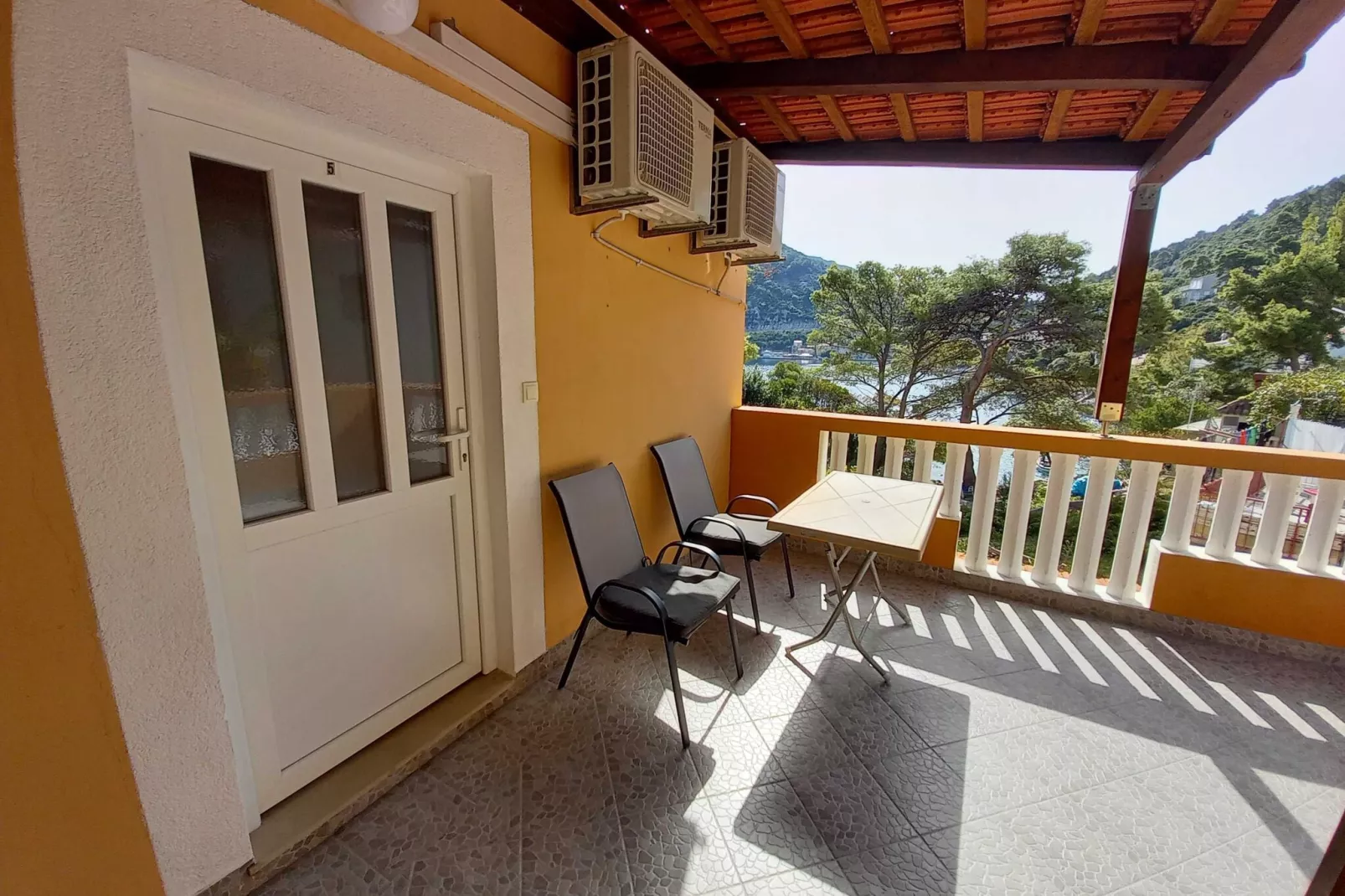 Apartments Vinko Mljet- One-Bedroom Apartment with Terrace (A5)-Buitenlucht