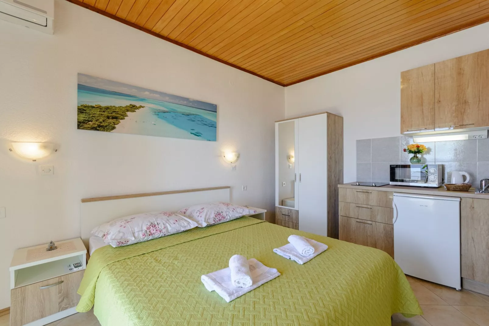 Rooms Sani - Double Room with Terrace and Sea View (S3)-Slaapkamer