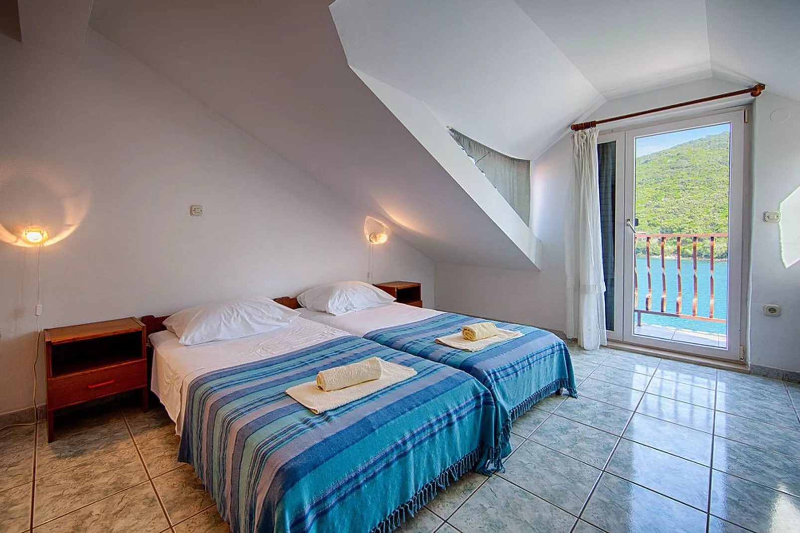 Apartments Malo Lago - One-Bedroom Apartment with Balcony and Sea View - Attic (Apartment 1)