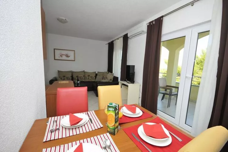 Apartments Villa Moonlight - One Bedroom Apartment with Sea View Terrace and Balcony (Mia)-Eetkamer