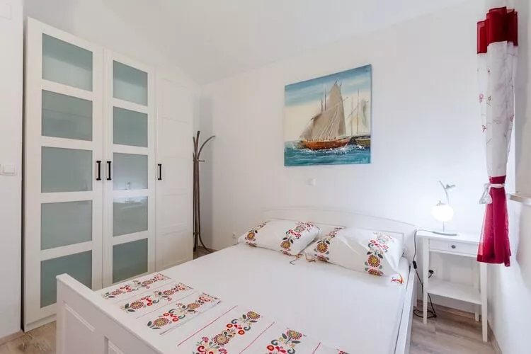 Apartments Villa Kameja - Two Bedroom Apartment with Terrace and Sea View (Crni)-Slaapkamer