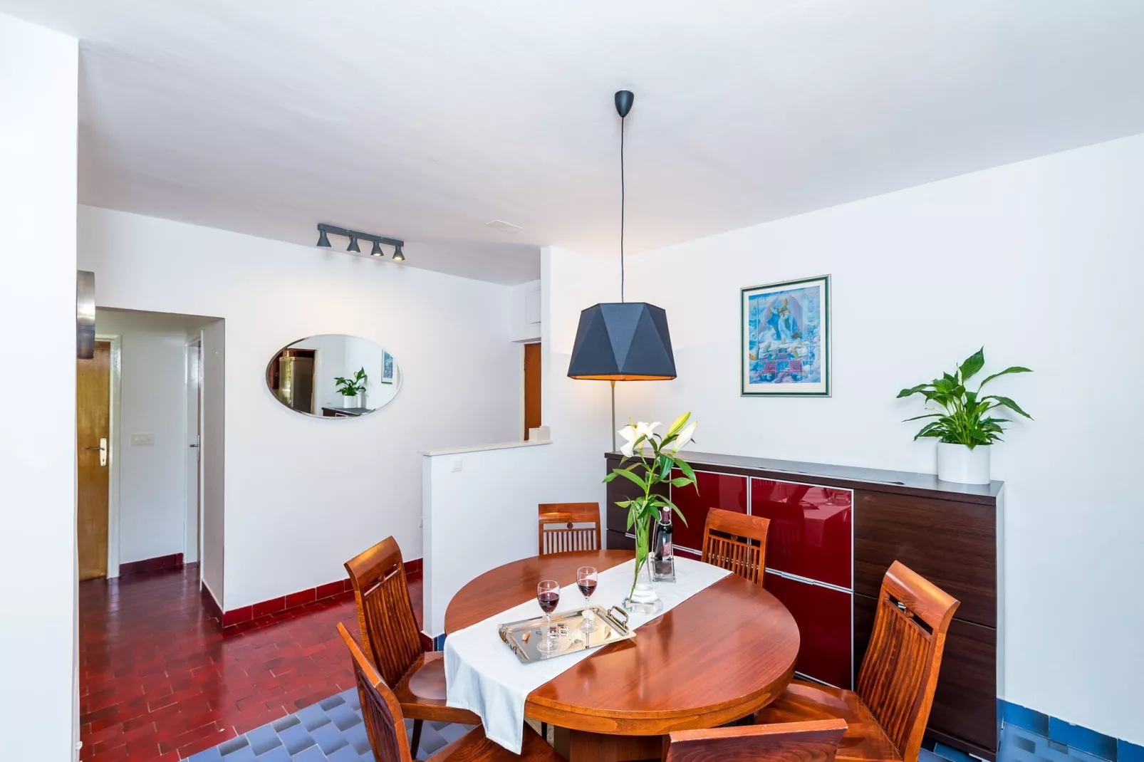 Apartment Valonija - Two Bedroom Apartment with Terrace and Garden View-Eetkamer