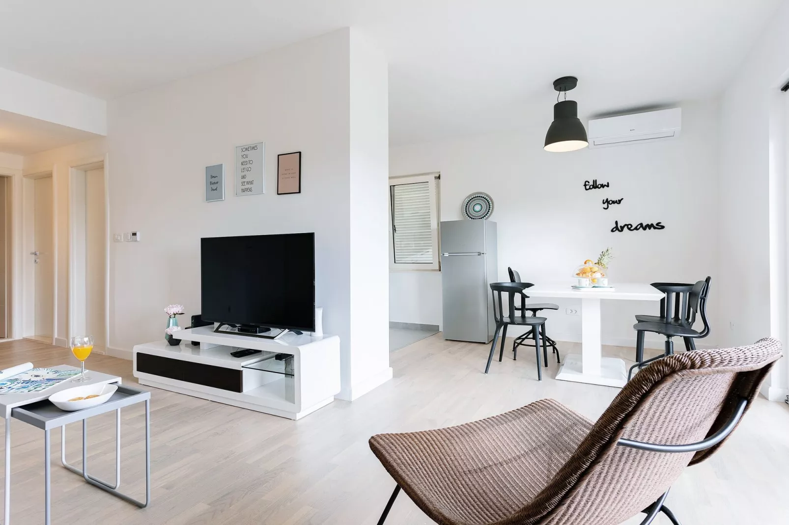 Apartment Black & White (ST) - Comfort Two Bedroom Apartment with Balcony-Woonkamer