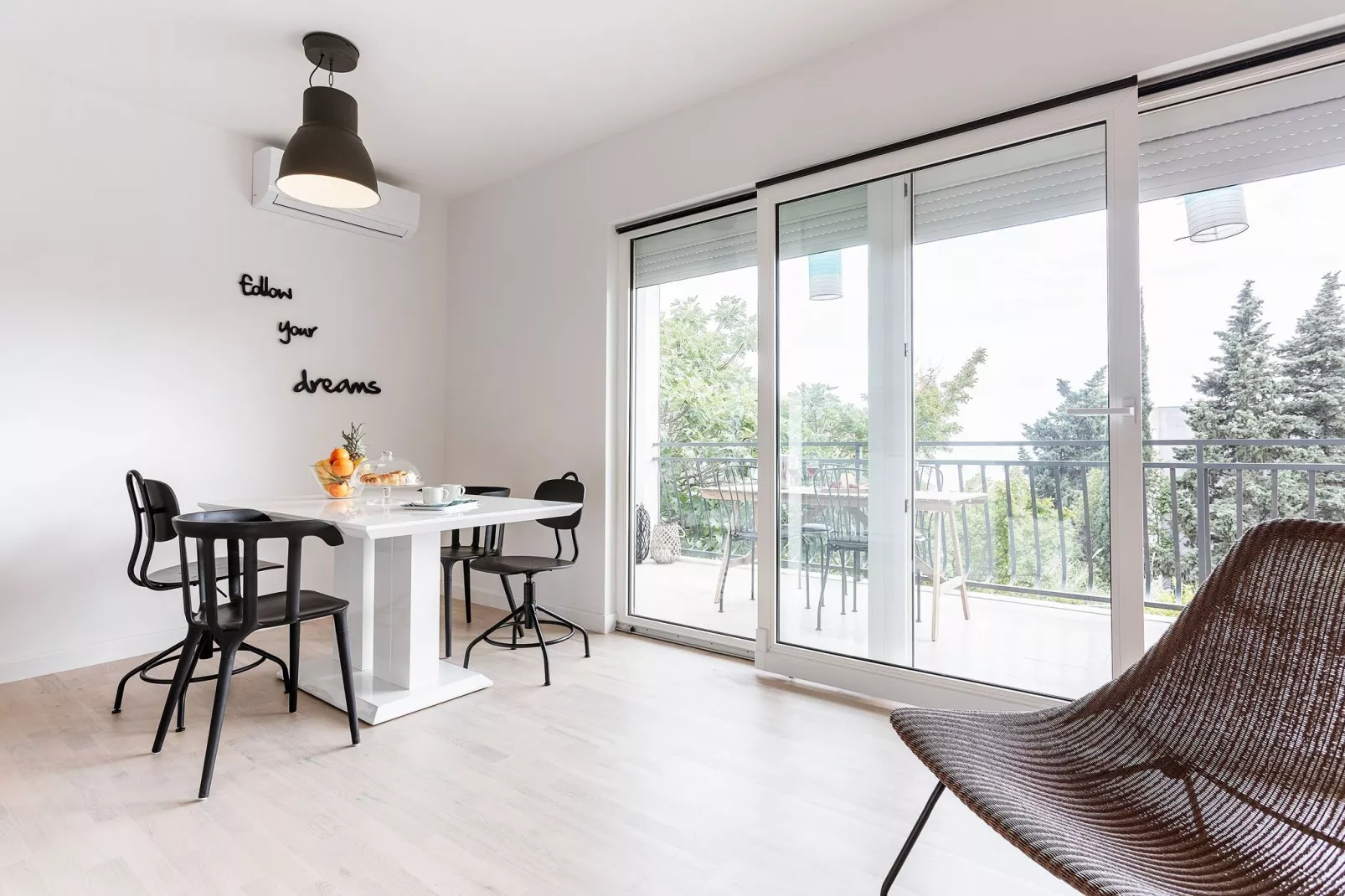 Apartment Black & White (ST) - Comfort Two Bedroom Apartment with Balcony-Eetkamer