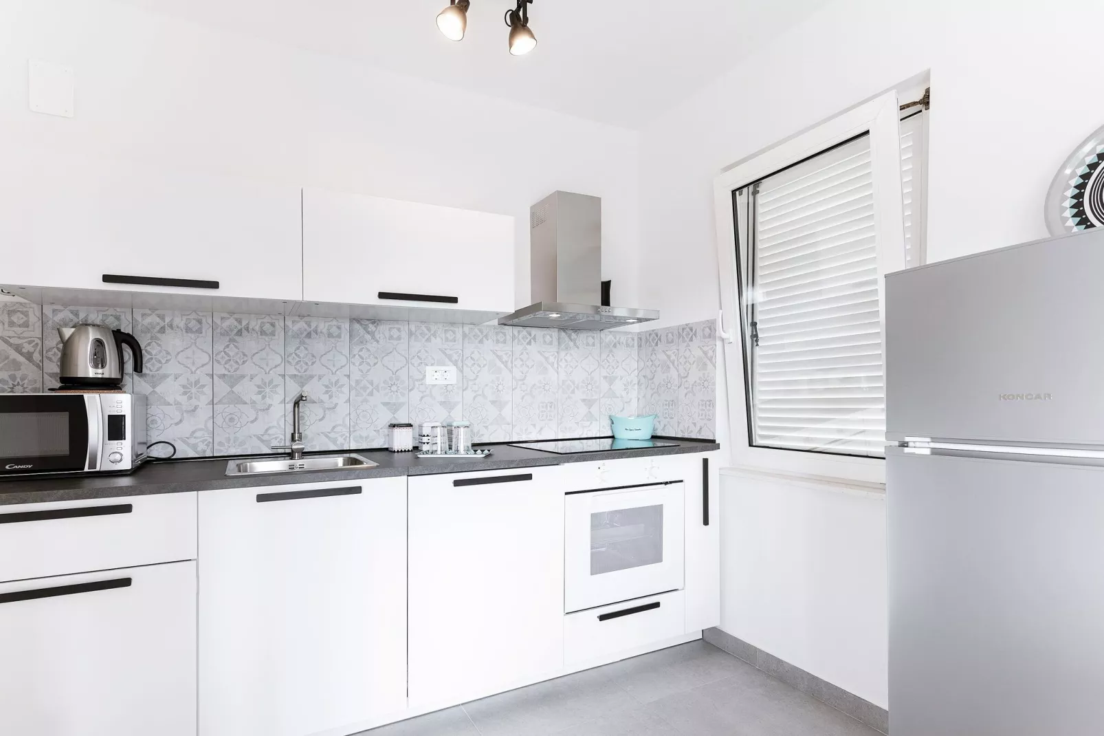 Apartment Black & White (ST) - Comfort Two Bedroom Apartment with Balcony-Keuken