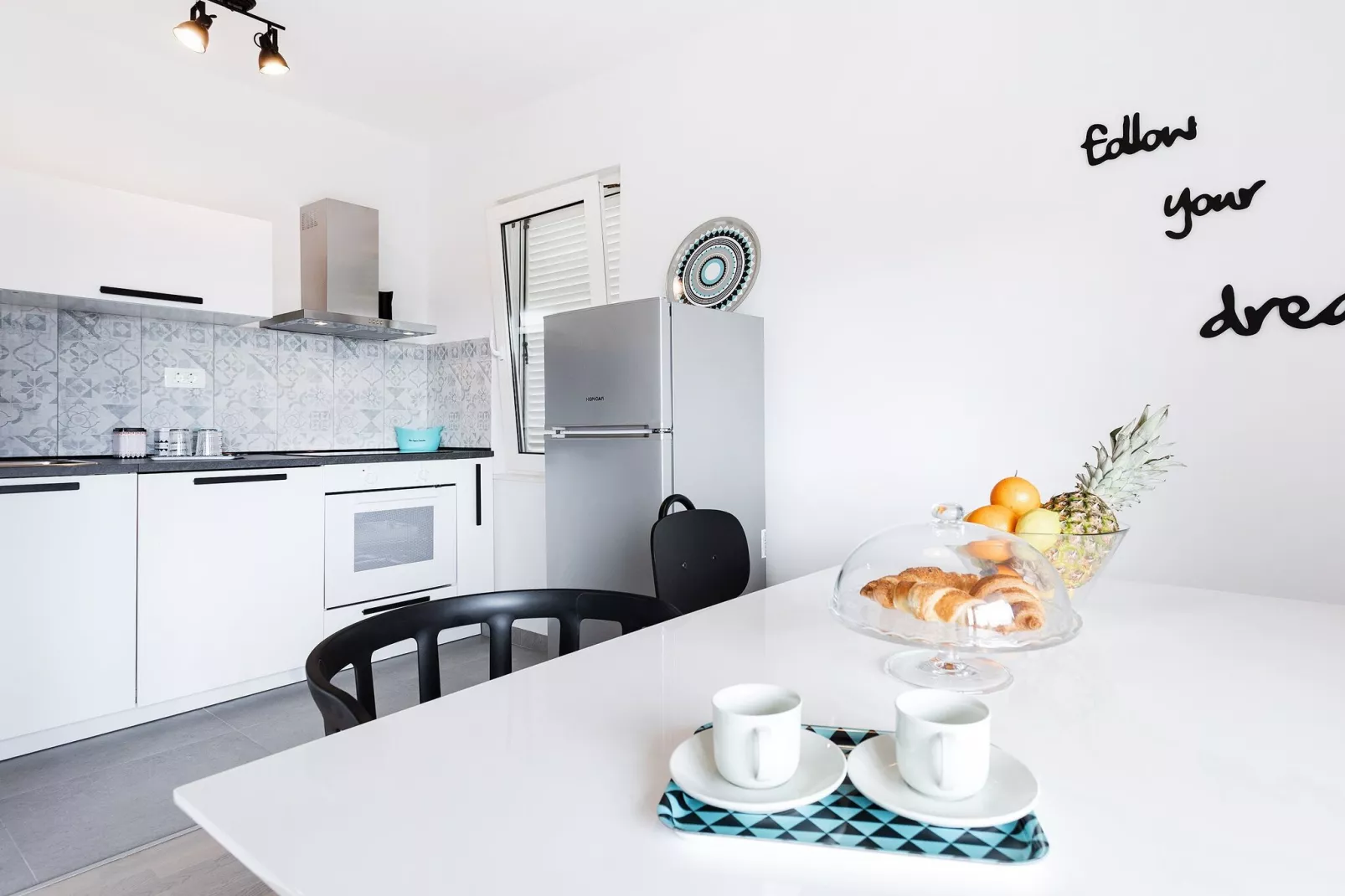 Apartment Black & White (ST) - Comfort Two Bedroom Apartment with Balcony-Keuken