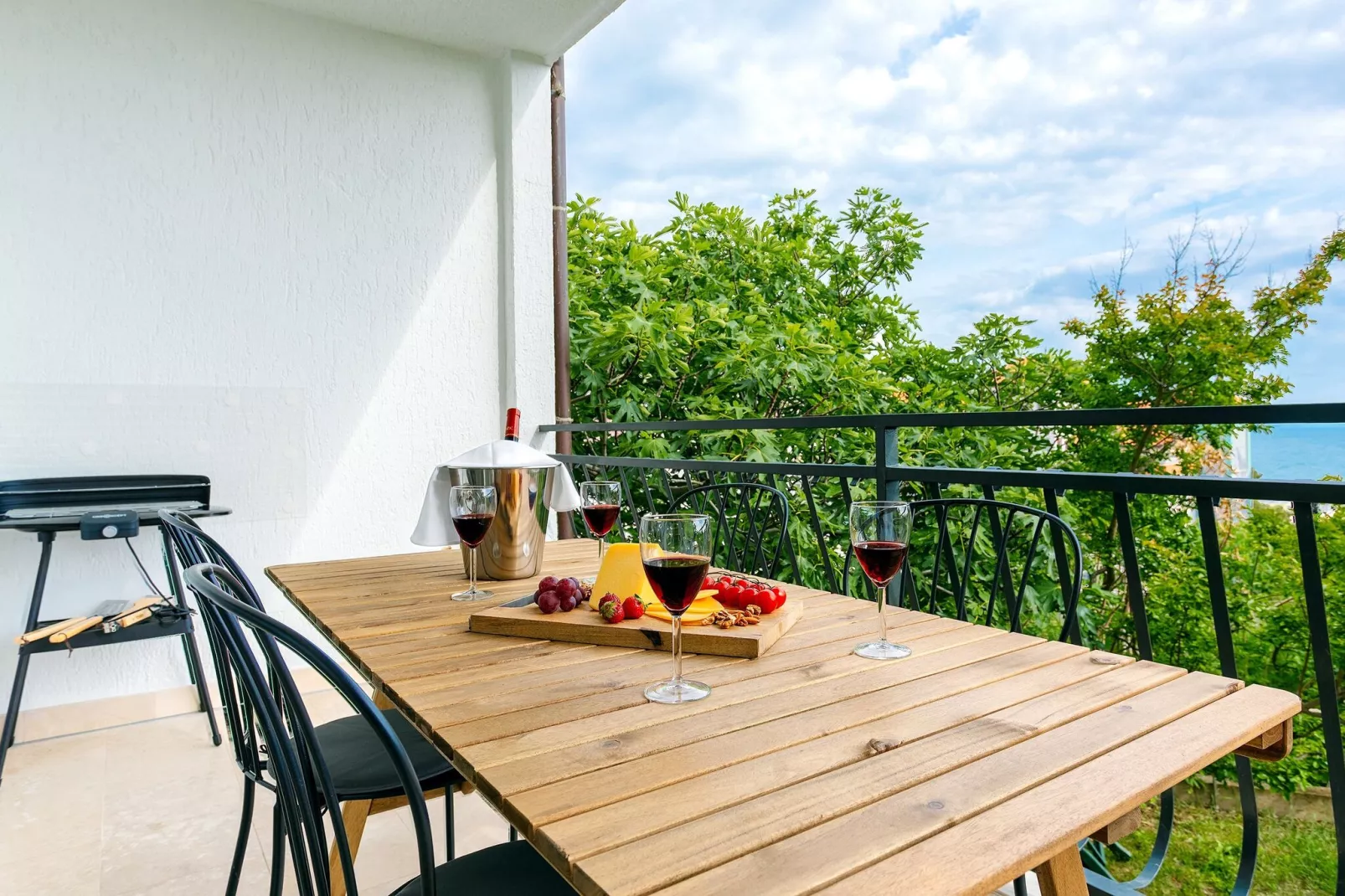 Apartment Black & White (ST) - Comfort Two Bedroom Apartment with Balcony-Terrasbalkon