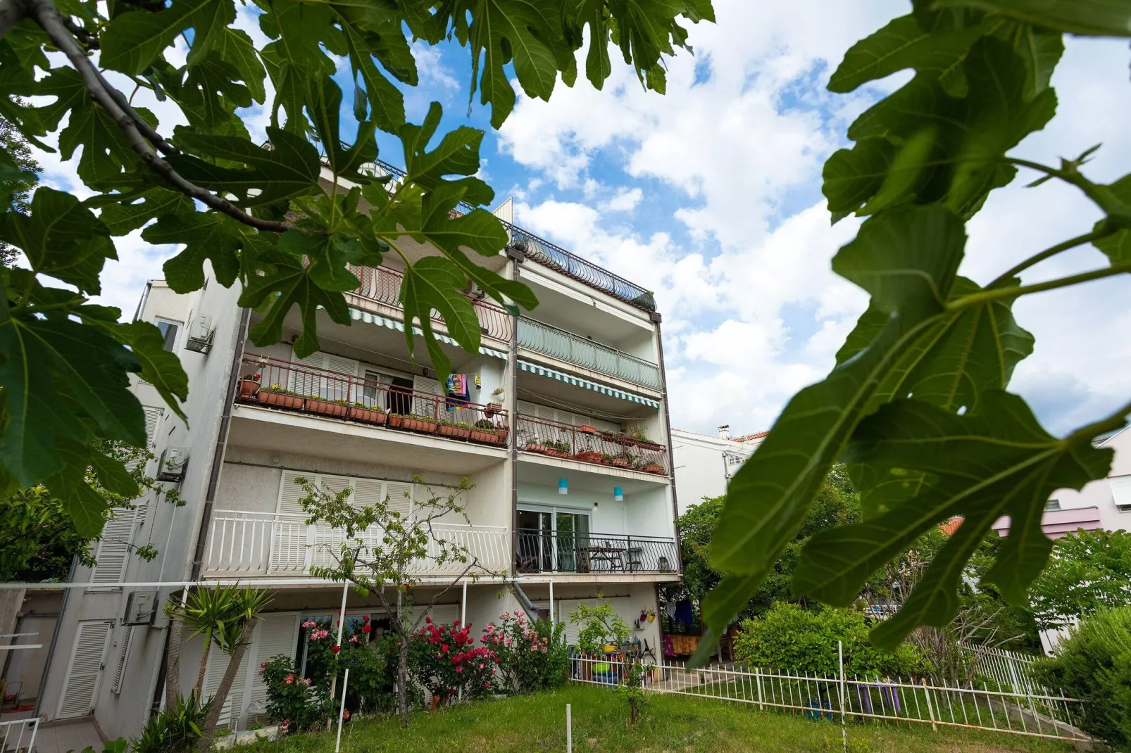 Apartment Black & White (ST) - Comfort Two Bedroom Apartment with Balcony-Buitenlucht