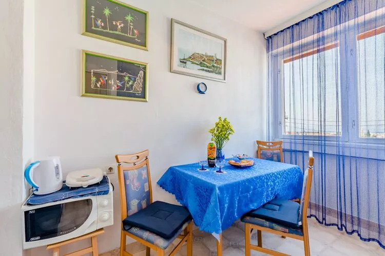 Studio Apartment Ecija (ST)-Eetkamer