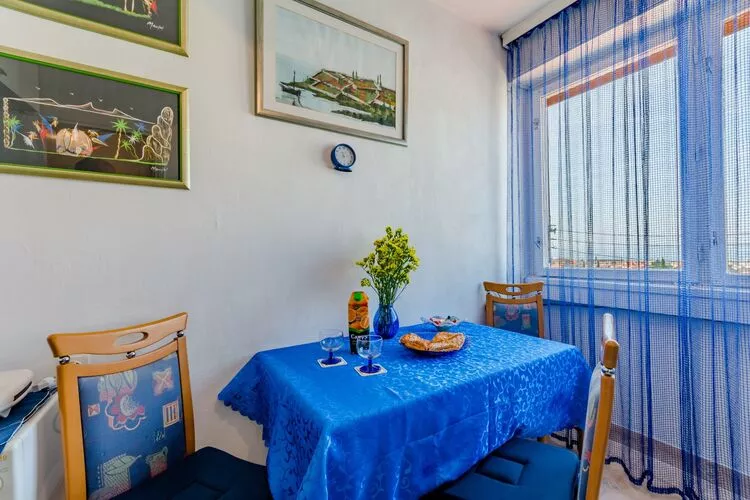 Studio Apartment Ecija (ST)-Eetkamer