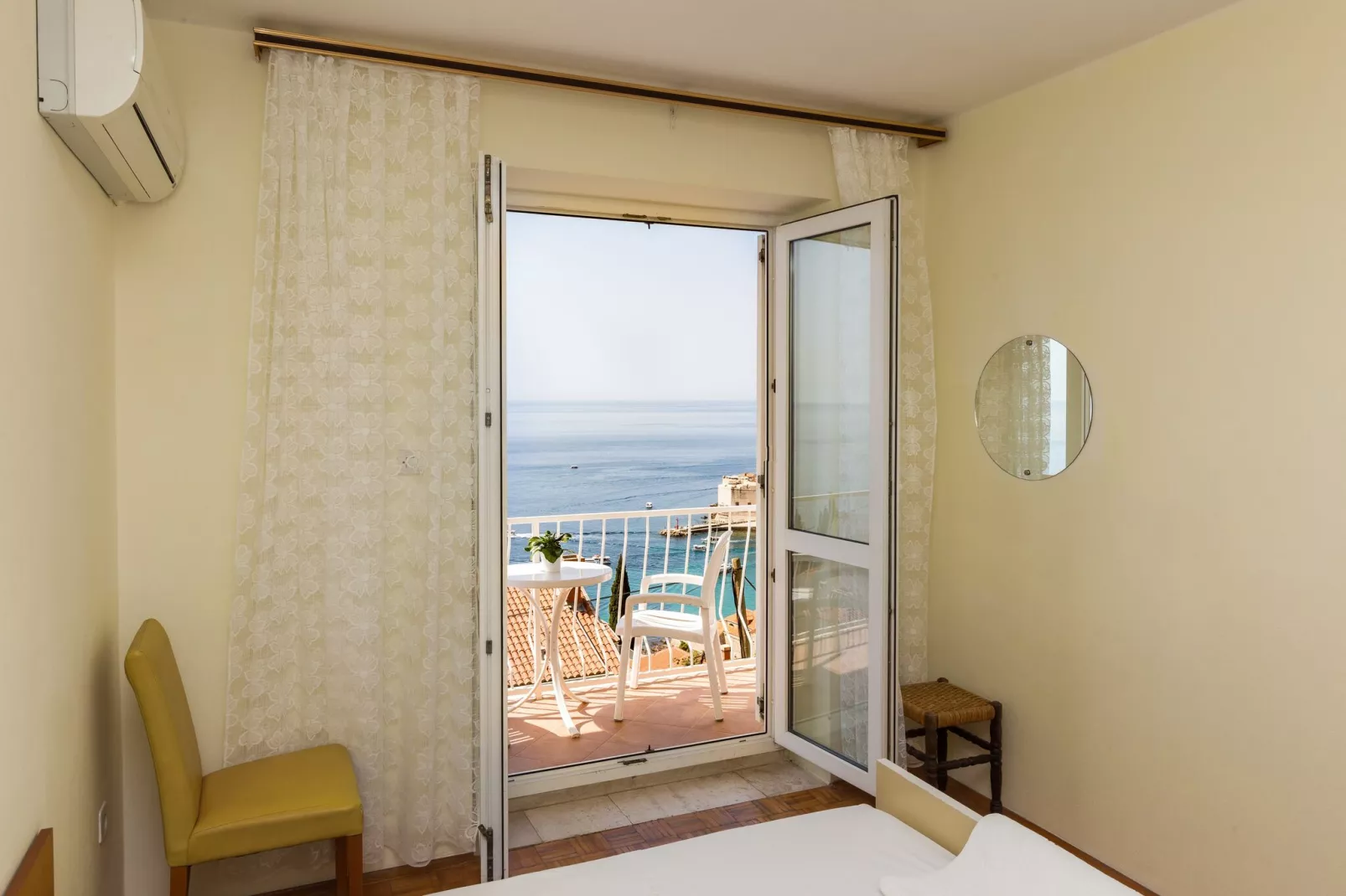 Beautiful Nest Rooms - Two Bedroom Suite with Balcony and Sea view (Br. 2)-Slaapkamer