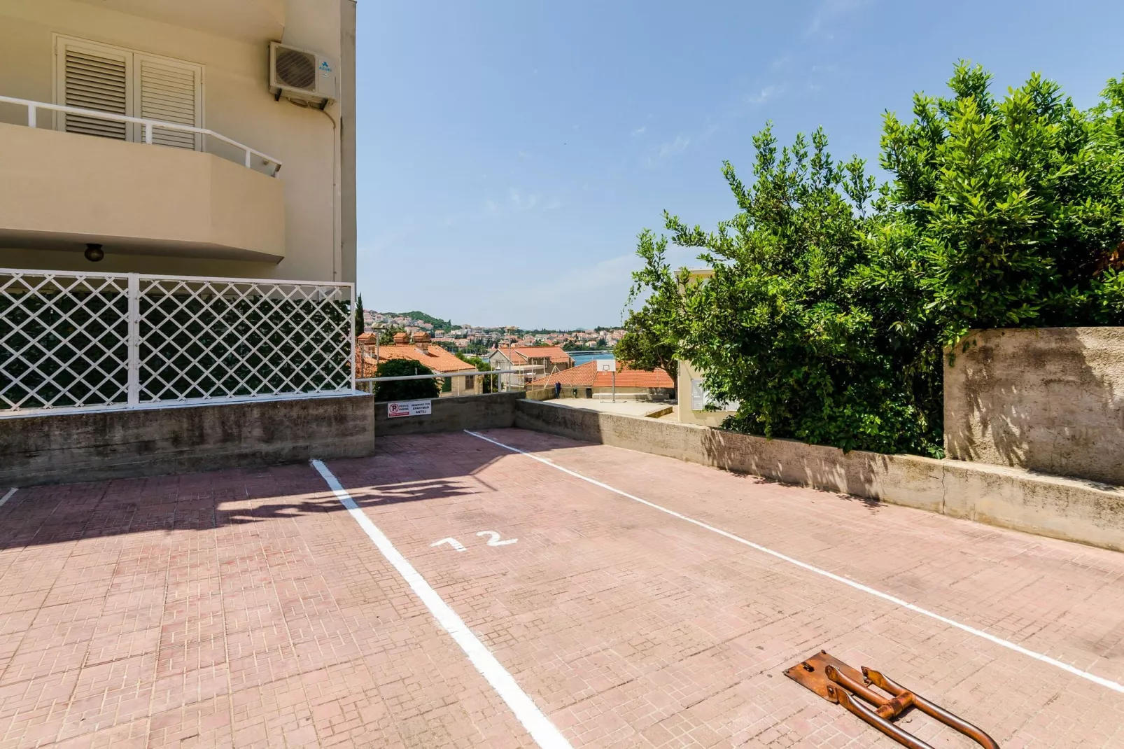 Apartment Antej - One Bedroom Apartment with Terrace and City View-Parkeerplaats