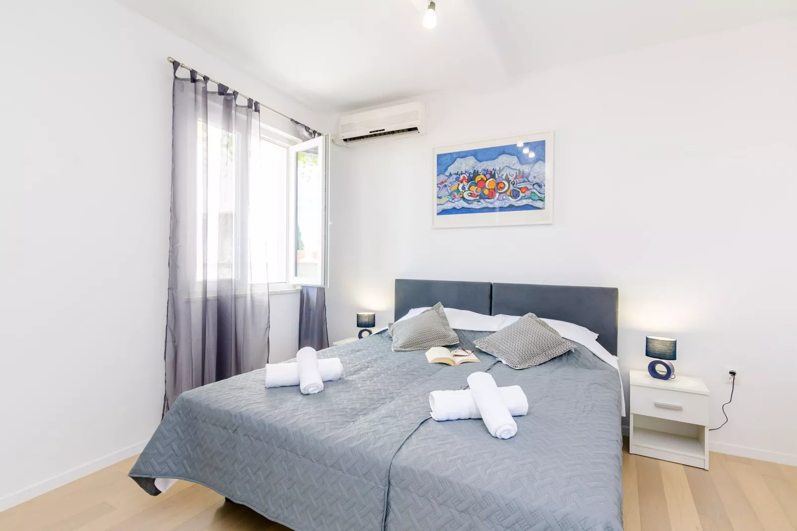 Miracle Apartments - Comfort Studio Apartment with Terrace and City View