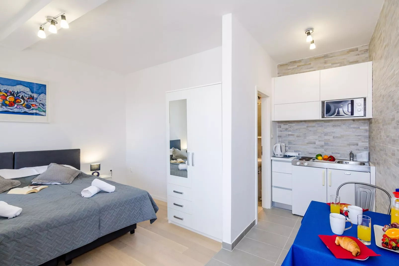 Miracle Apartments - Comfort Studio Apartment with Terrace and City View-Binnen