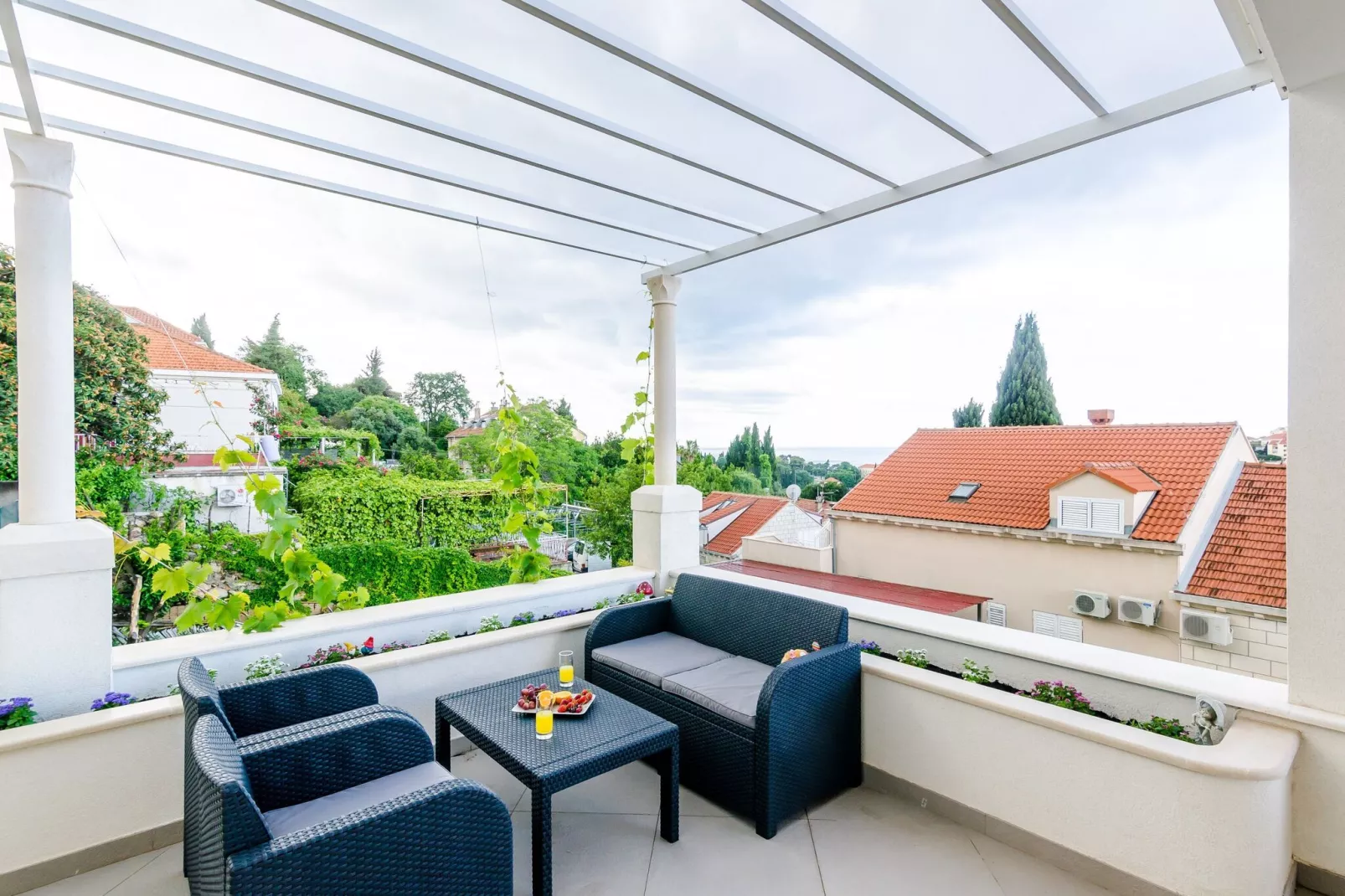 Miracle Apartments - Comfort Studio Apartment with Terrace and City View-Terras