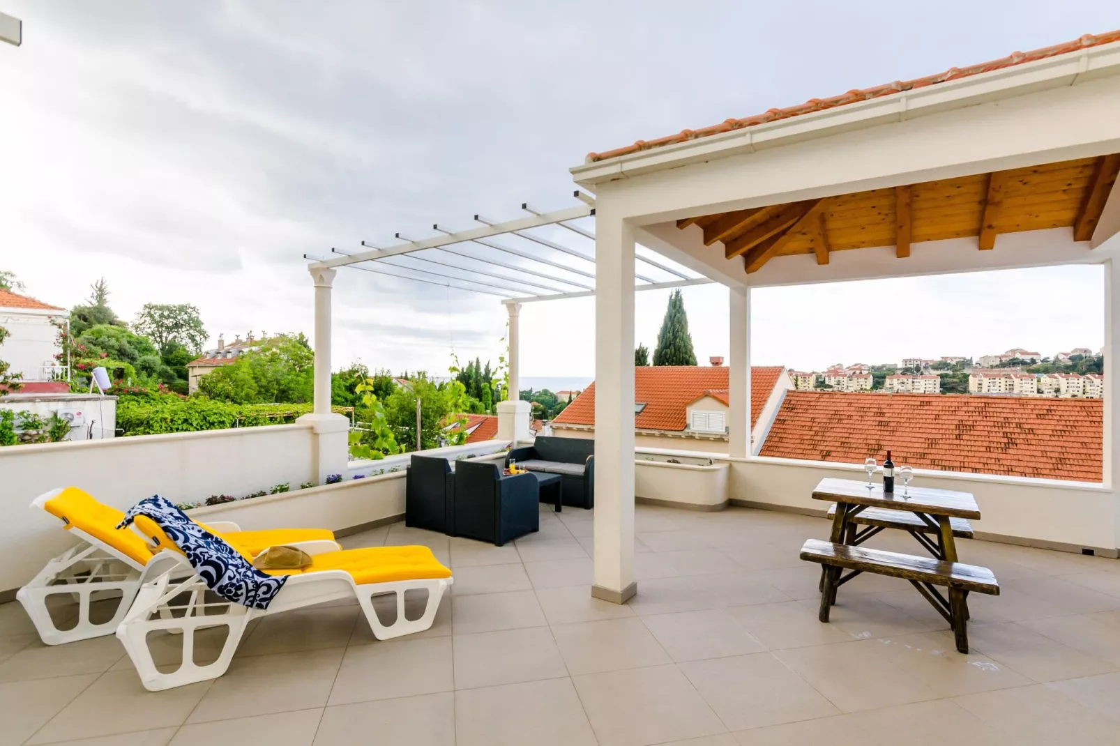 Miracle Apartments - Comfort Studio Apartment with Terrace and City View-Terras