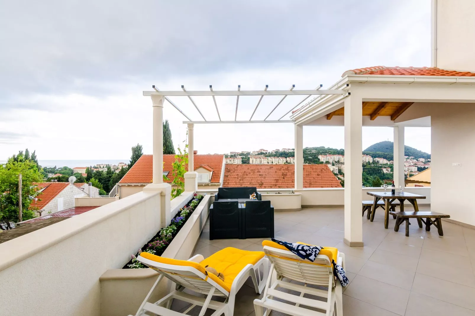 Miracle Apartments - Comfort Studio Apartment with Terrace and City View-Terras