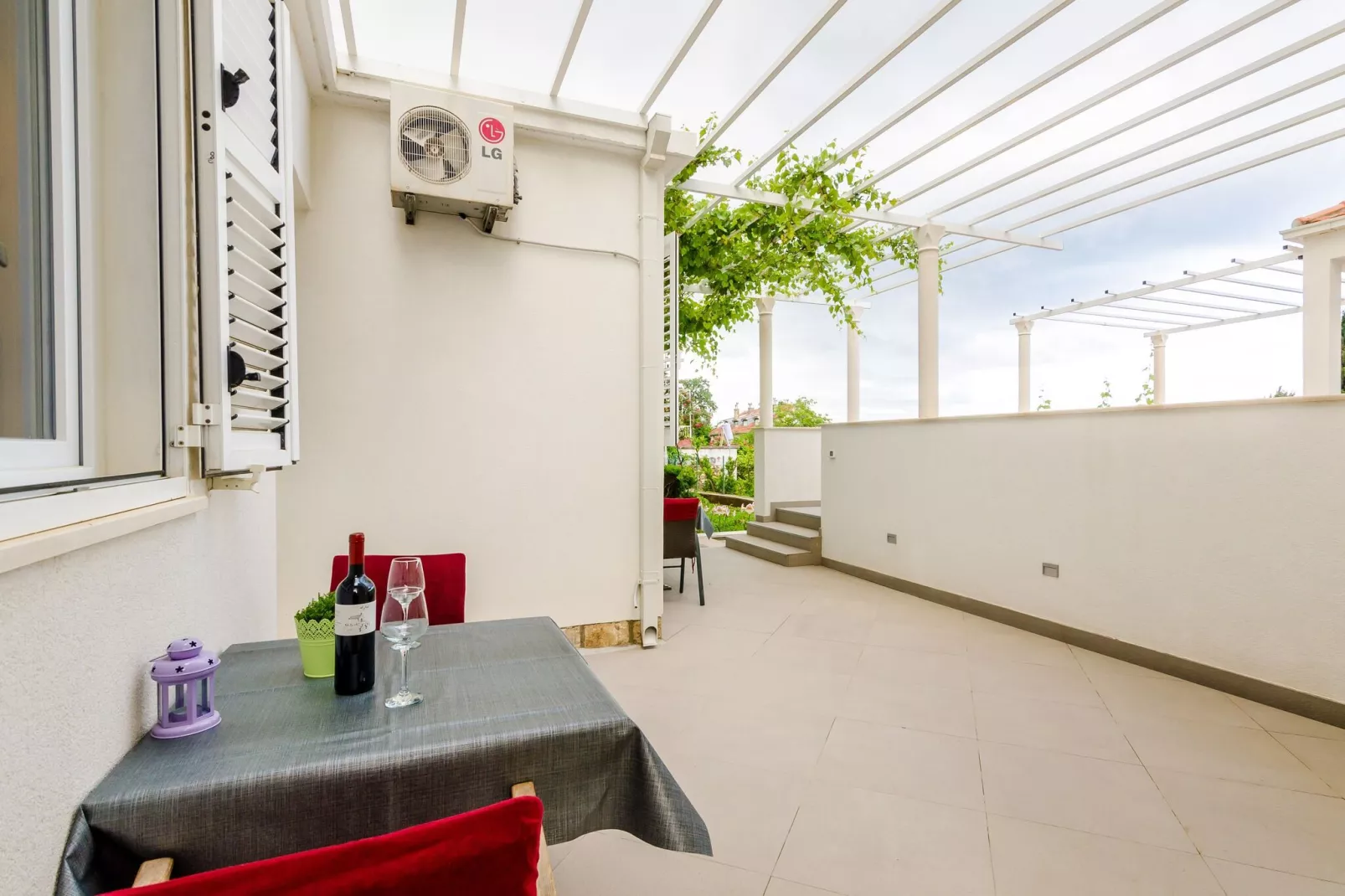 Miracle Apartments - Studio Apartment with Terrace and City View-Terras