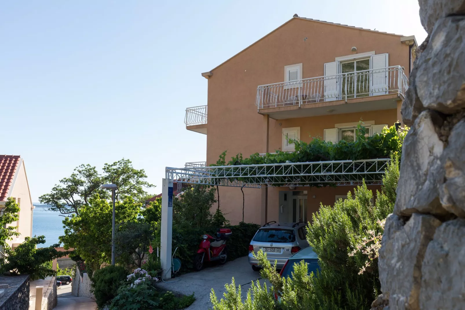 Villa Dubravka - Premium Studio Apartment with Balcony and Sea View (Apartman 2)-Parkeerplaats